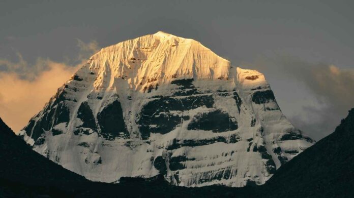 ಹಿಮದಿಂದ ಆವೃತವಾದ ಕೈಲಾಸ ಪರ್ವತದ ಶಿಖರ