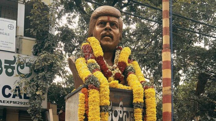 ಕನ್ನಡ ಚಿತ್ರರಂಗದ ಖ್ಯಾತ ನಟ ಮತ್ತು ನಿರ್ದೇಶಕ ಶಂಕರ್ ನಾಗ್ ಅವರ ಪ್ರತಿಮೆ